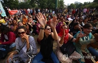 파키스탄 트랜스젠더 수백명, 첫 거리 시위…