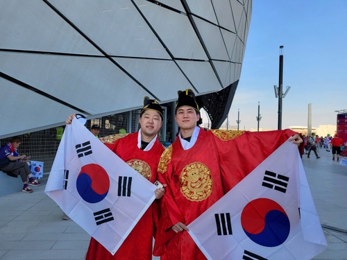 곤룡포 입고 응원 온 정준우(왼쪽)씨와 정성현씨