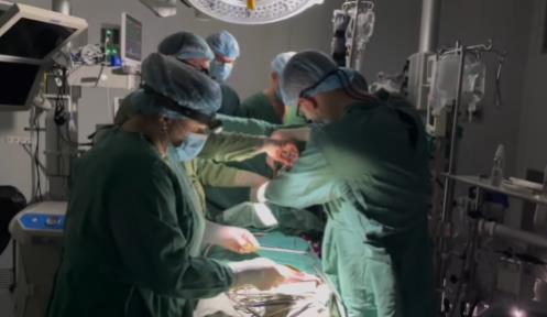 우크라이나의 한 병원 정전으로 헤드랜턴 불빛에 수술을 진행 중인 의사들