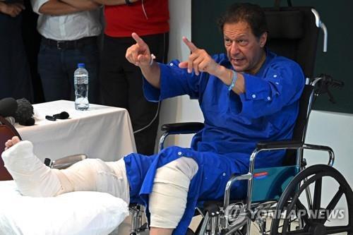 4일 입원 중인 병원에서 TV 연설을 하는 임란 칸 파키스탄 전 총리.