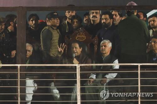 '총격부상' 칸 파키스탄 전 총리, 집회현장 복귀…"끝까지 투쟁"