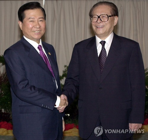 2000년 김대중 전 대통령과 만난 장쩌민 전 주석