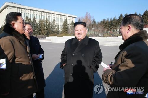 김정은 북한 국무위원장이 2018년 국가과학원을 방문한 모습