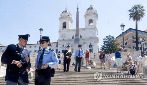 2017년 6월 이탈리아 로마의 관광 명소 '스페인 계단'에서 합동 순찰을 벌이는 이탈리아-중국 경찰 [EPA 연합뉴스 자료사진. 재판매 및 DB 금지] 