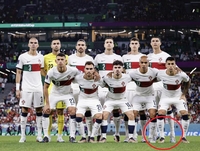 [월드컵] 호날두, 단체 사진 찍을 때 또 까치발…'키 커 보이고 싶었나'