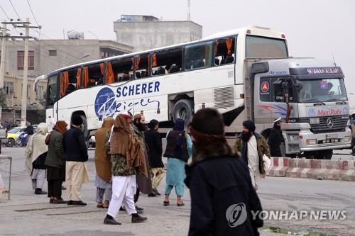 아프간 북부서 버스 노린 폭탄 테러…"석유회사 직원 7명 사망"