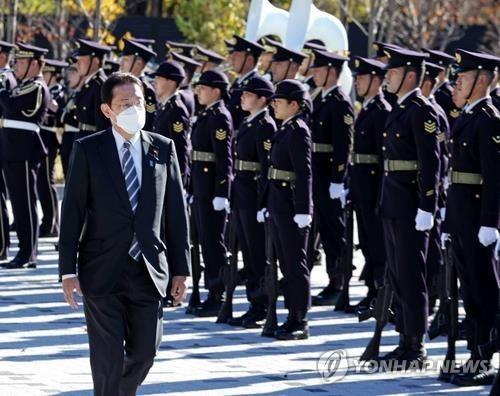 육상자위대 사열하는 기시다 일본 총리