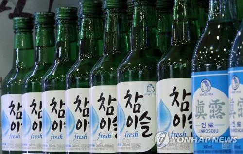 한 대형마트 주류 코너에 대형매장용 소주가 진열돼 있다.