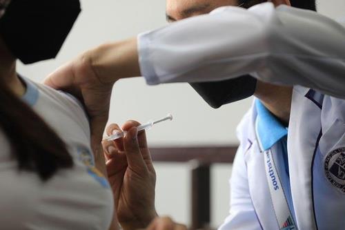 약국에서 백신을 맞고 있는 필리핀 시민