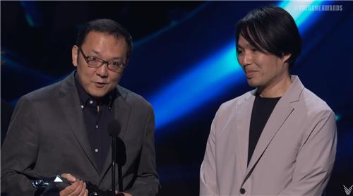 GOTY를 수상한 미야자키 히데타카 프롬 소프트웨어 대표(왼쪽)