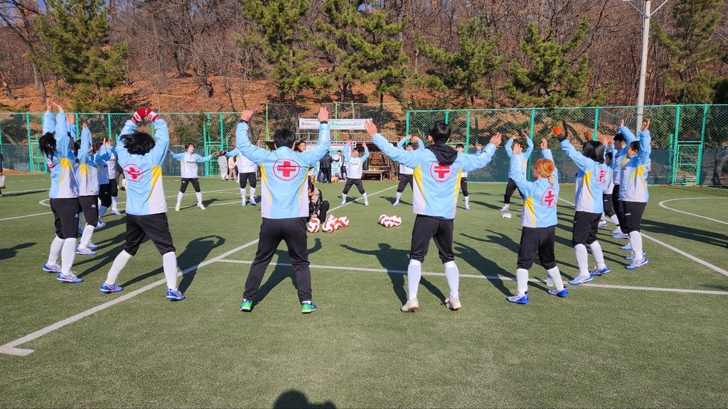 몸 푸는 안산 간호사 축구단