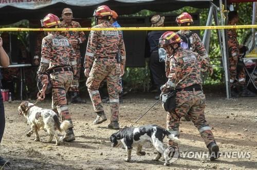 산사태가 난 캠핑장에서 수색 작업에 나선 말레이시아 구조대원들