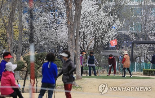 파크골프 즐기는 시민들