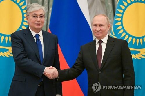푸틴 러시아 대통령(오른쪽)과 악수하는 토카예프 카자흐스탄 대통령