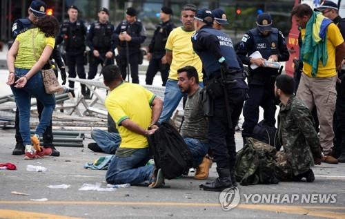 브라질 대통령궁에 난입해 난동을 부리다가 체포된 보우소나루 전 대통령 지지자들
