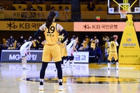 박지수, 복귀 후 첫 더블더블…여자농구 KB, 하나원큐 제압