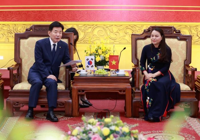 응우옌 티 투 하 당서기와 면담중인 김진표 국회의장