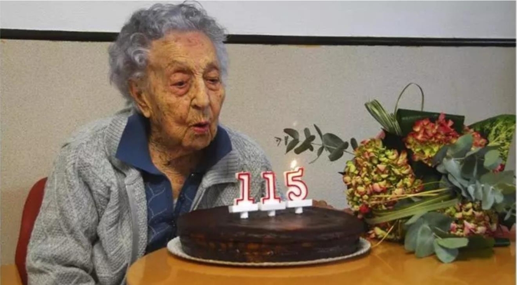 마리아 브라냐스 모레라가 115번째 생일을 맞아 생일 촛불을 끄는 모습