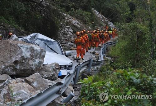 작년 9월 규모 6.8 강진 발생 당시 쓰촨 피해 현장 
