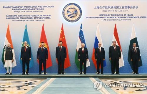지난해 9월 SCO 정상회의에 참석한 모디 총리(왼쪽 끝)와 샤리프 총리(오른쪽 끝)