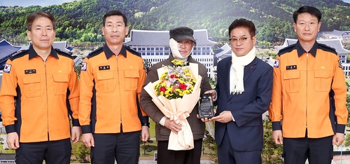 경북도, 주택 화재로 고립된 노부부 구한 용감한 시민에 감사패