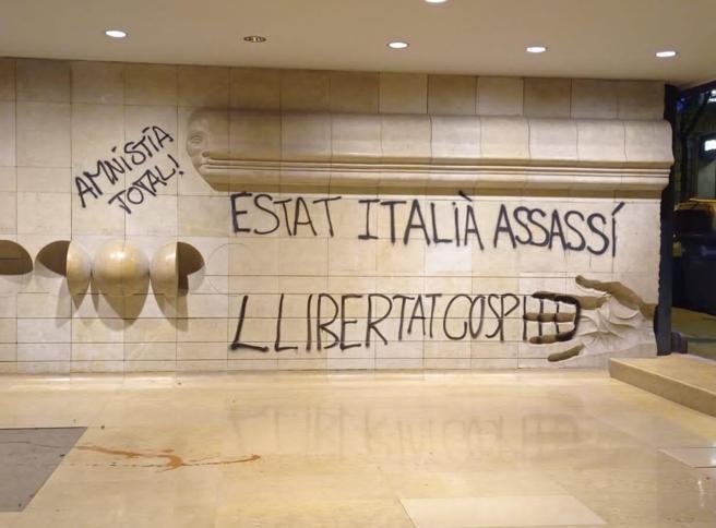 스페인 바르셀로나 주재 이탈리아 총영사관 입구에 적힌 낙서