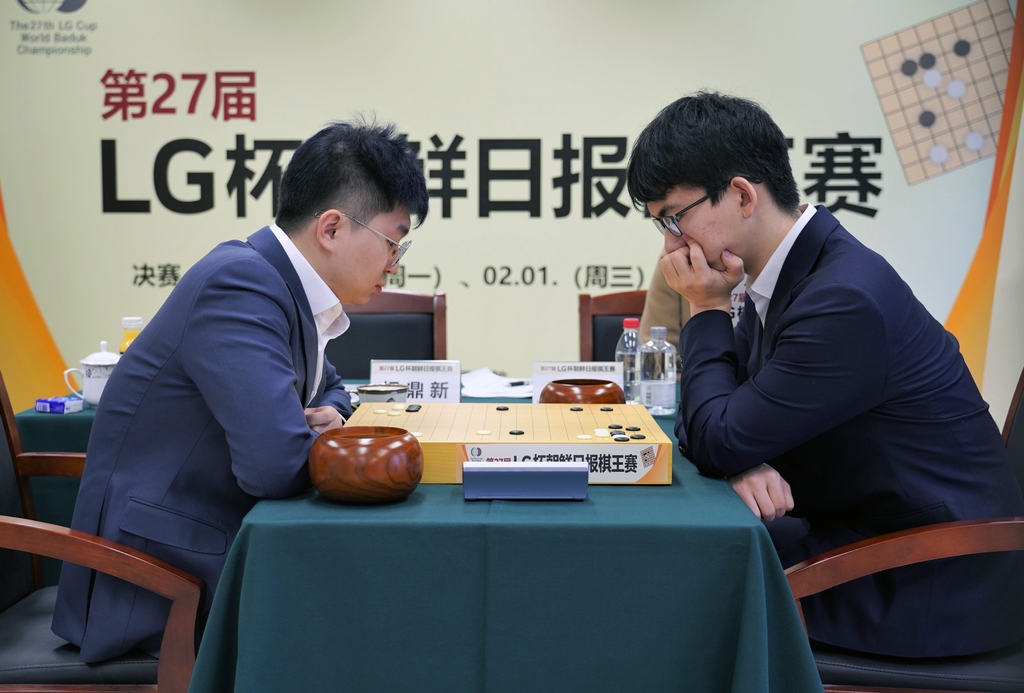 딩하오(오른쪽)와 양딩신의 대면 대국으로 진행된 LG배 결승 2국.