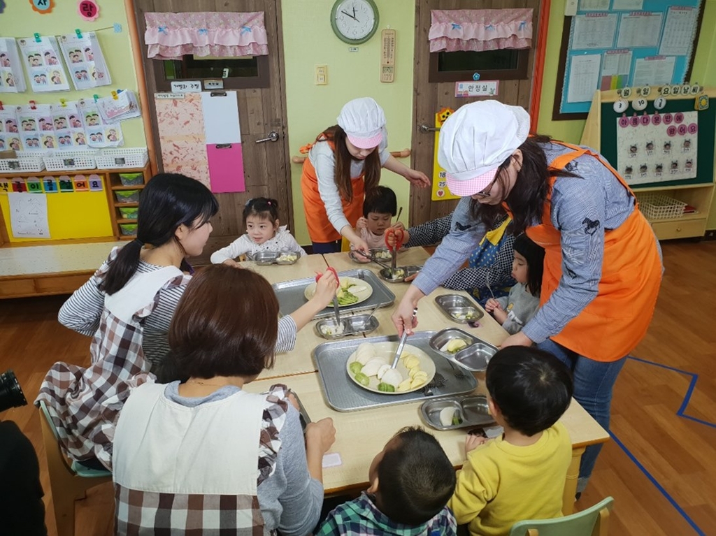 어린이 건강과일 제공