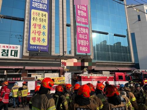 90여명 긴급대피 청주 사우나 화재…"전기적 요인 추정"