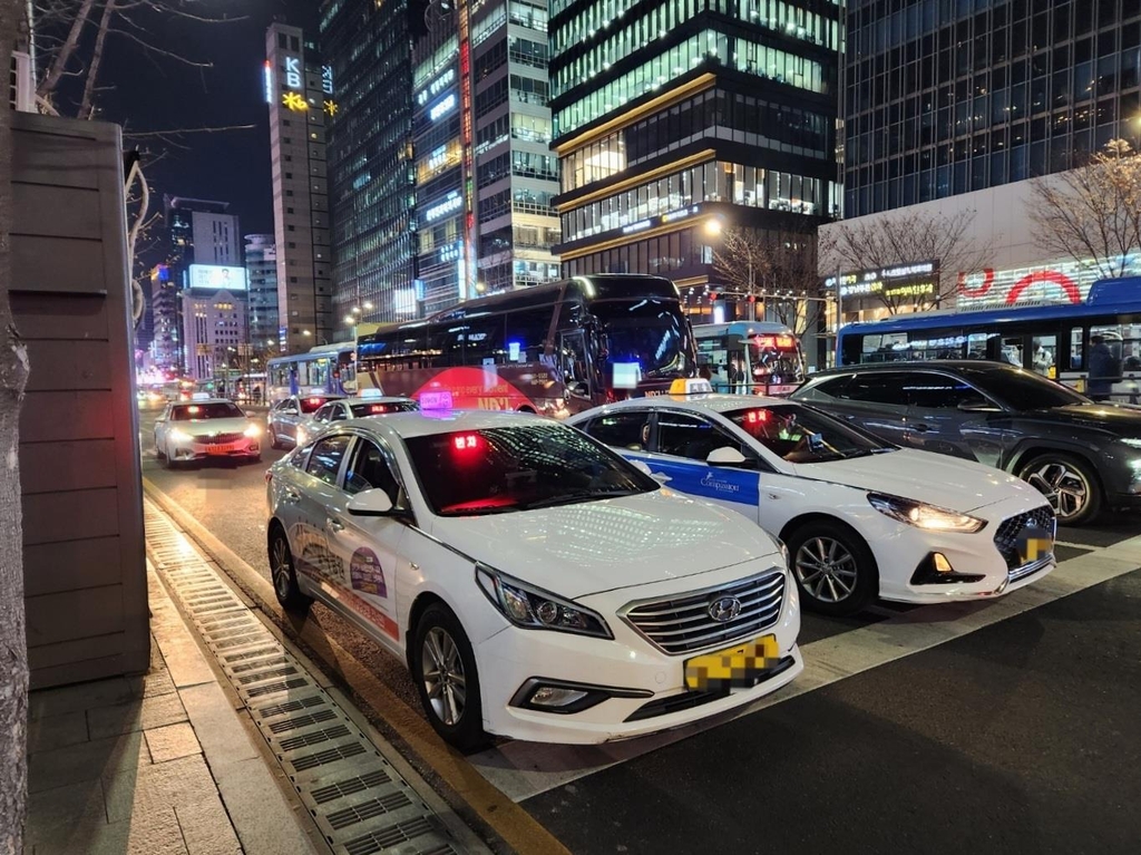 서울 강남대로에 '빈 차' 표시등 켠 택시가 신호 기다리는 모습