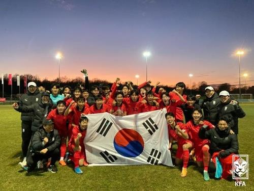 지난 12일 우승을 확정하고 기뻐하는 한국 U-17 축구 국가대표 선수단