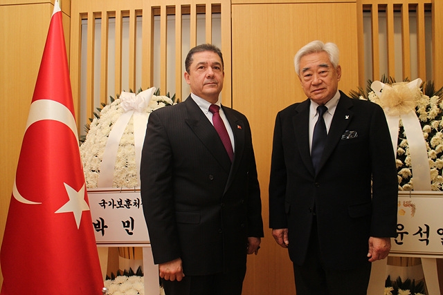 무랏 타메르 주한 튀르키예 대사(왼쪽)와 조정원 세계태권도연맹 총재.