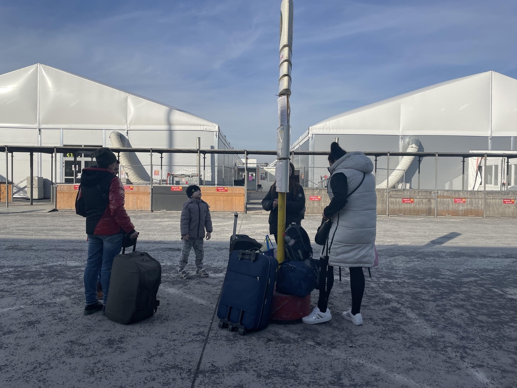 베를린 임시난민수용시설을 떠나는 우크라이나 피난민 마르게리타씨 가족
