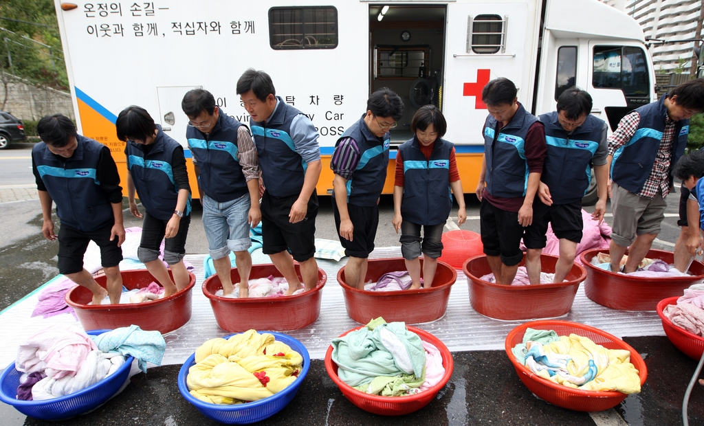 봉사자들이 서울 관악구에서 이불 빨래 봉사를 하고 있다. 2009년 [연합뉴스 자료사진]