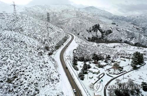 Estradas de montanha cobertas de neve no Condado de Los Angeles