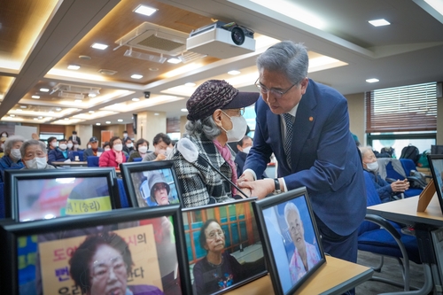 박진, 징용피해자 유족과 단체 면담…'정부해법' 반응은 엇갈려(종합3보)