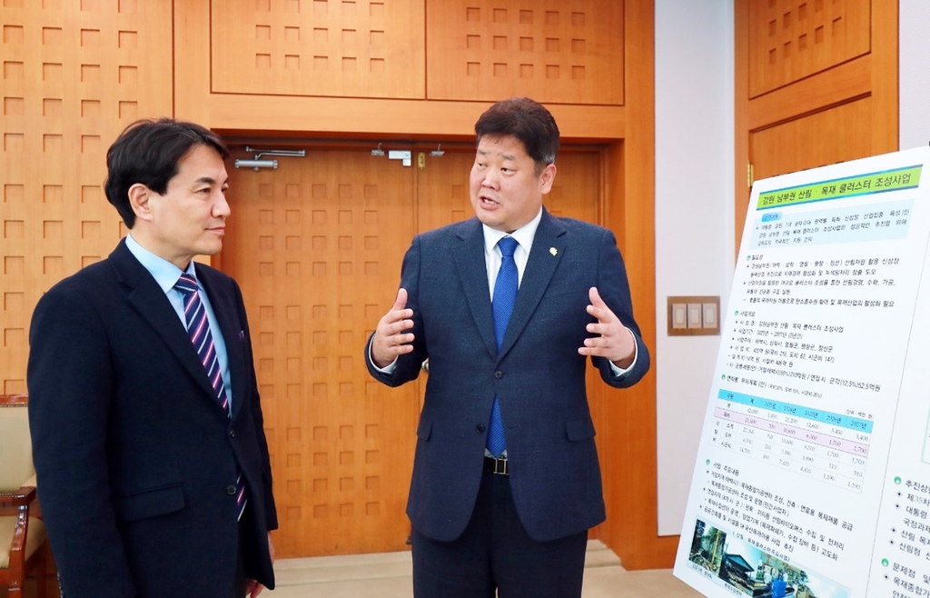 김진태 강원도지사에게 사업 설명하는 이상호 태백시장(오른쪽) 