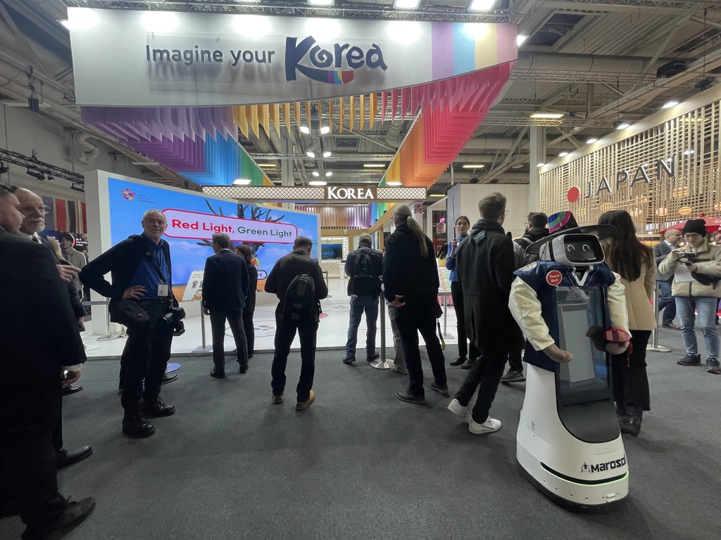 세계 최대 국제관광박람회에서 한국관 안내하는 로봇