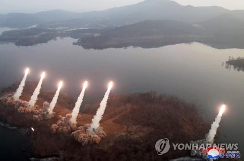 북한 김정은, 딸 '주애'와 전술유도무기 훈련 참관…南군비행장 겨냥