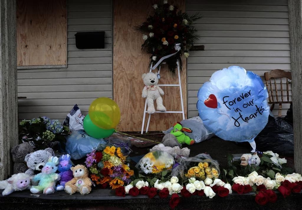 불이 난 스튜어트 소방관의 집 앞에 주민들이 가져다 놓은 꽃과 인형들