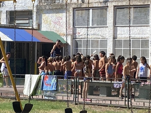아르헨티나 로사리오의 한 초등학교에서 수영복을 입고 출석한 학생들