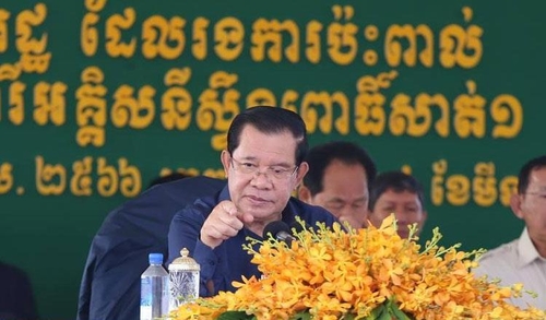 훈센 캄보디아 총리 "여성들, 과도한 성형 자제해야"