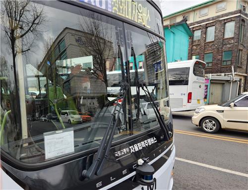 청와대 자율주행버스 운전대에서 손을 떼 흔들어 보이는 안전관리자