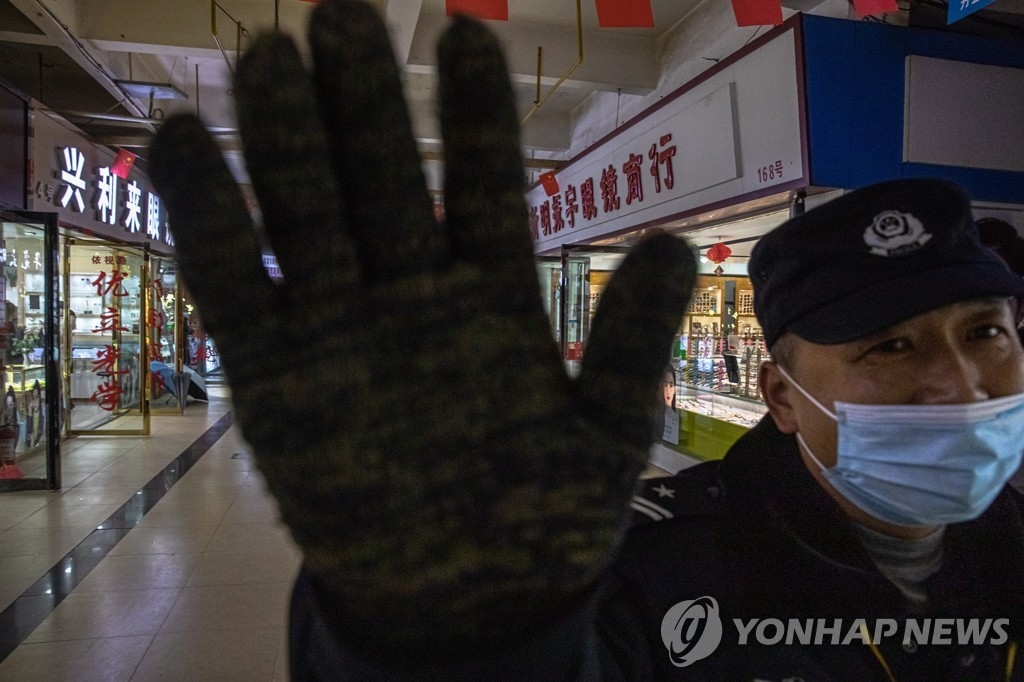 '코로나 진원지 지목' 우한 시장에서 촬영 막는 경비원