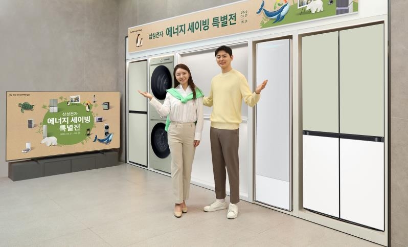 삼성전자 모델이 삼성스토어 대치점에서 '삼성전자 에너지 세이빙 특별전'을 소개하고 있는 모습.[삼성전자 제공. 재판매 및 DB 금지]
