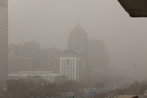 "숨쉬기도 힘들다"…중국 베이징 하늘 뒤덮은 최악 황사