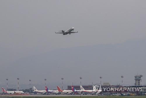 네팔 카트만두국제공항에서 이륙하는 비행기.