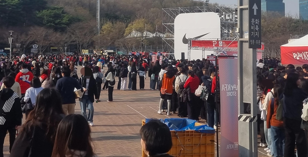 월드컵경기장에 모여든 축구팬들