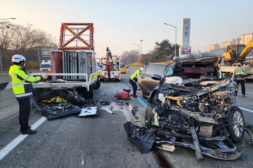 경부고속도로 기흥휴게소 부근서 SUV가 사인카 추돌…3명 사망