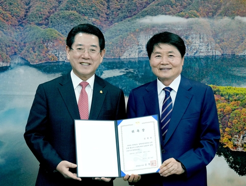전남도 농업 정책 고문에 김병원(오른쪽) 전 농협중앙회장.